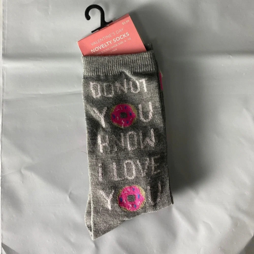 Valentine's Day Novelty‎ Crew Socks Women Gray Donut Hearts NEW